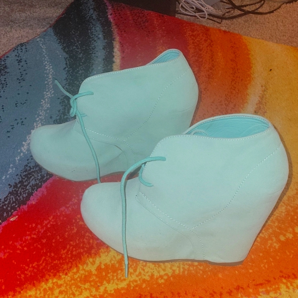 Bamboo Soft Blue Wedges